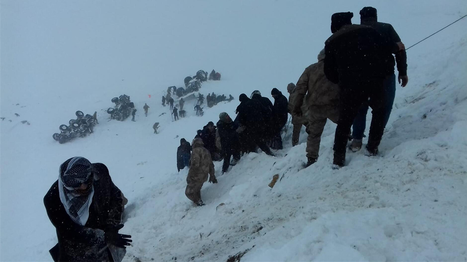 Van’da kurtarma çalışmalarına çığ tehlikesi nedeniyle ara verildi; İçişleri Bakanlığı felaketi araştırmak üzere 3 müfettiş görevlendirdi