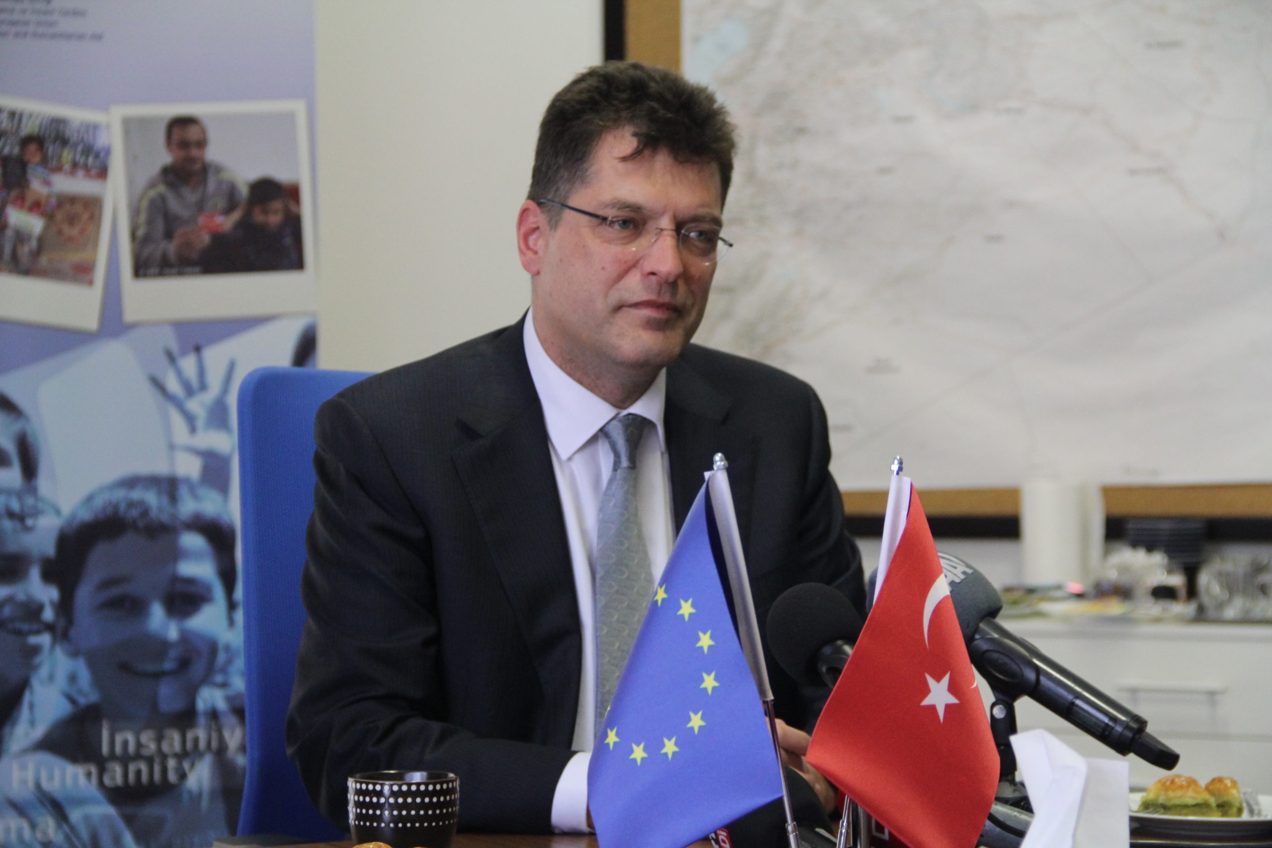 AB Komisyonu üyesi Lenarčič: Mülteciler AB’nin kapılarının açık olduğuna inandırıldılar
