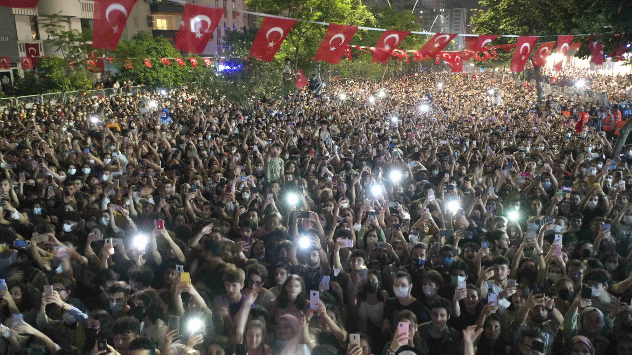 Adana’da on binler 30 Ağustos Zafer Bayramı’nı büyük coşkuyla kutladı