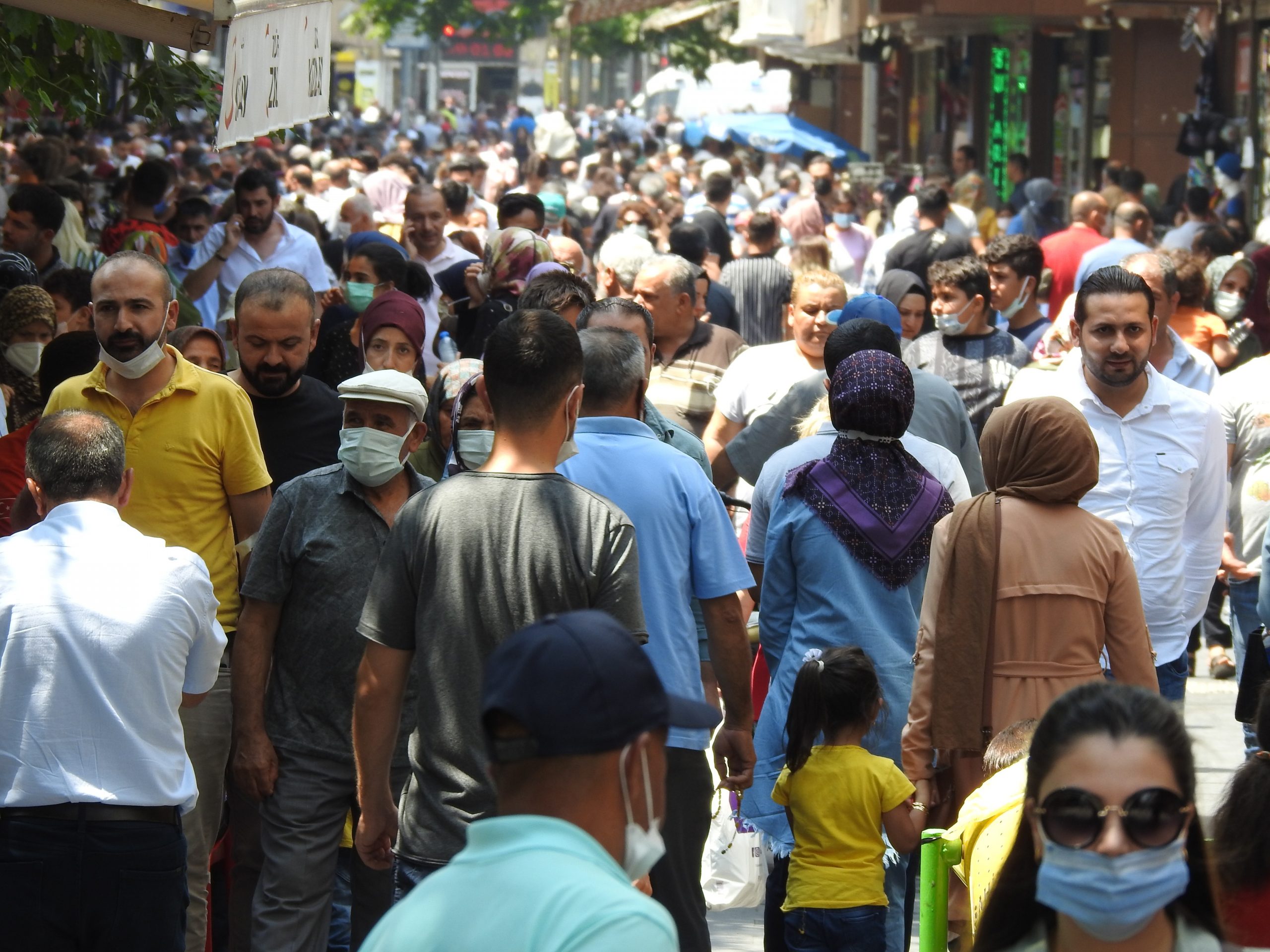 Vaka sayısının arttığı Gaziantep’te caddeler doldu taştı