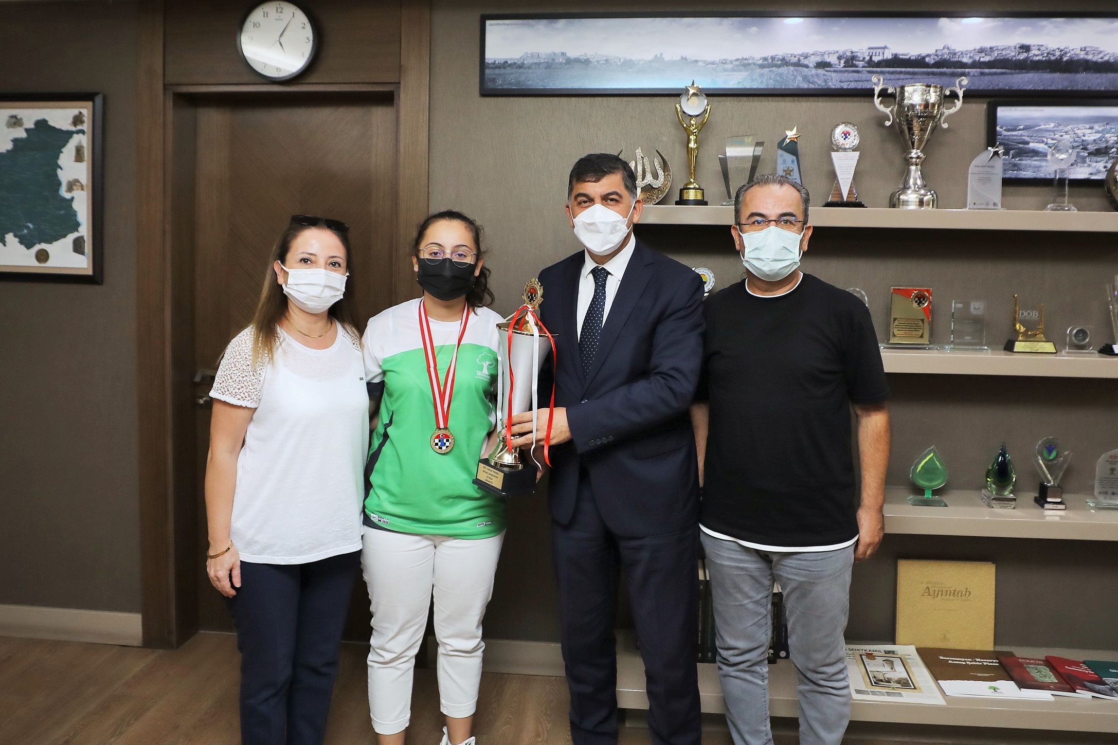 Fadıloğlu, makamında Türkiye satranç şampiyonunu ağırladı