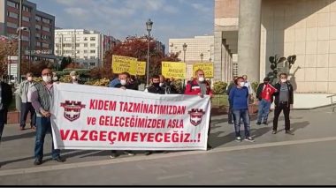 Gaziantepspor çalışanları belediye önünde haklarını arıyorlar