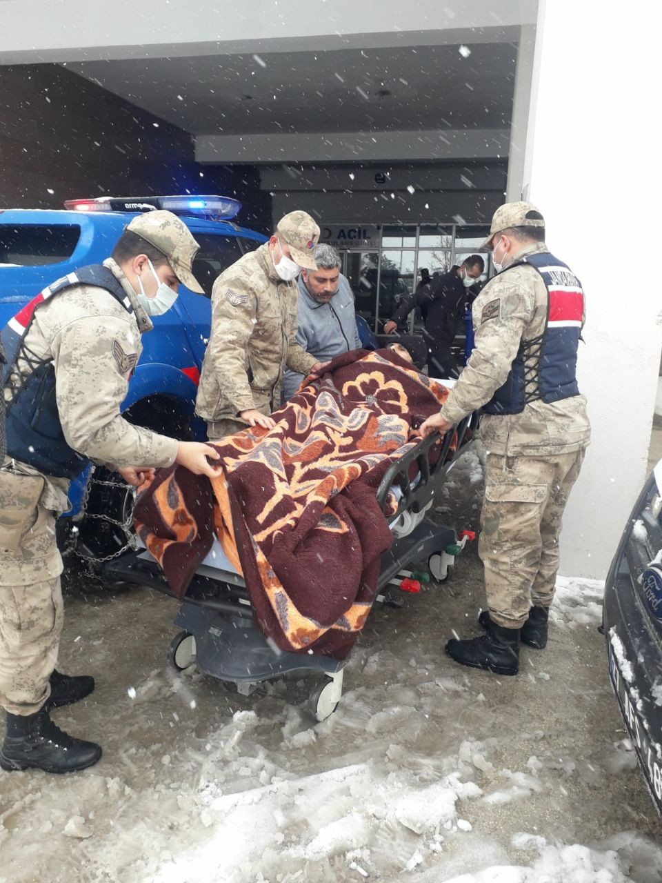 AFAD ve Jandarma kar mağdurlarının imdadına yetişiyor