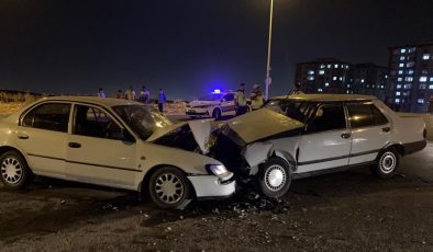 İKİ ARAÇ KAFA KAFAYA ÇARPIŞTI: 2’Sİ AĞIR,10 KİŞİ YARALANDI