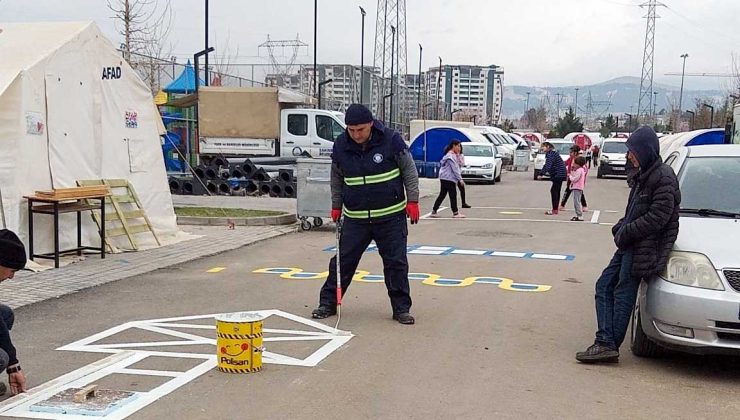 Depremzede çocuklara oyun alanları