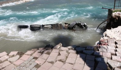 Çöken yol onarılırken tekrar çöktü