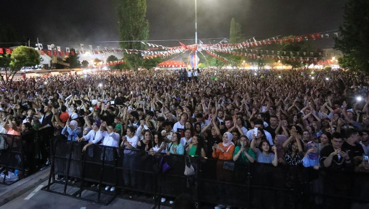  FERHAT GÖÇER, FESTİVAL PARK’TA SEVENLERİYLE BULUŞUYOR