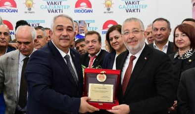 AK PARTİ’DE DEVİR TESLİM