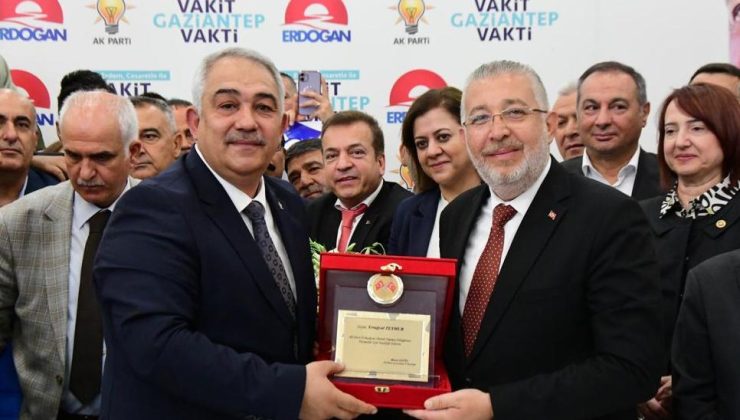 AK PARTİ’DE DEVİR TESLİM