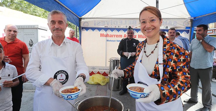 Birlikte aşure dağıttılar