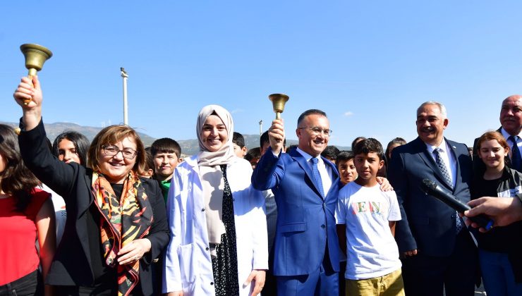 Başkan Şahin ve Vali Çeber ilk ders gününde Nurdağı’nda öğrencileri ziyaret etti
