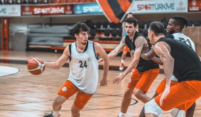 Karataş Şahinbey Spor Salonu 8 ay sonra kapılarını açtı