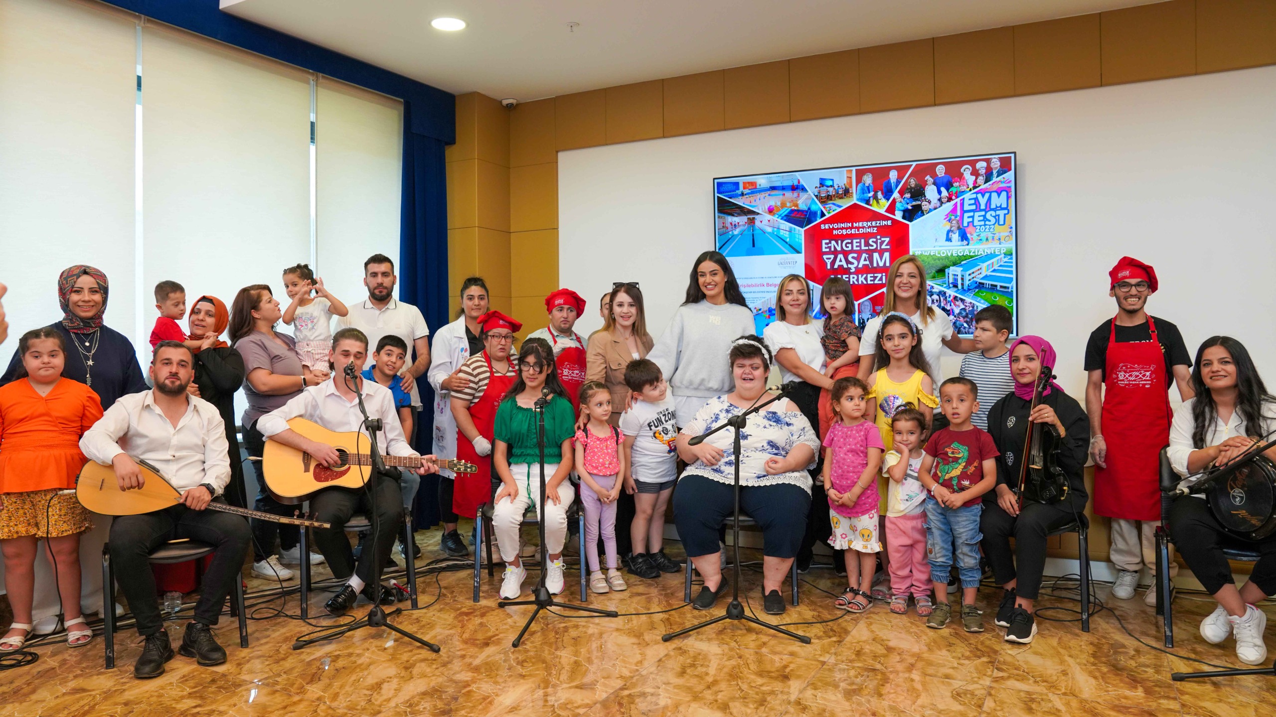 Elif Buse Doğan, Engelsiz Yaşam Merkezi’nde mini konser verdi!