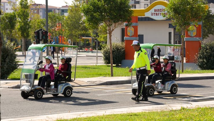 Öğrencilere, teorik ve uygulamalı trafik kuralları öğretiliyor