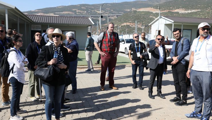 Büyükşehir’in deprem bölgesindeki çalışmalarına hayran kaldılar