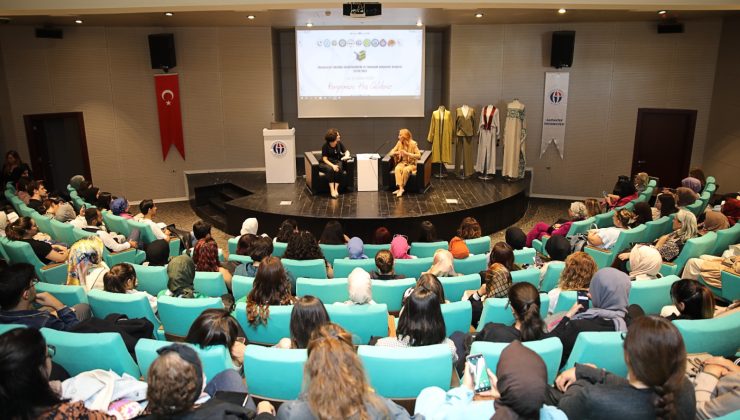 Moda tasarımcısı Dilek Hanif, GAÜN öğrencileri ile bir arada