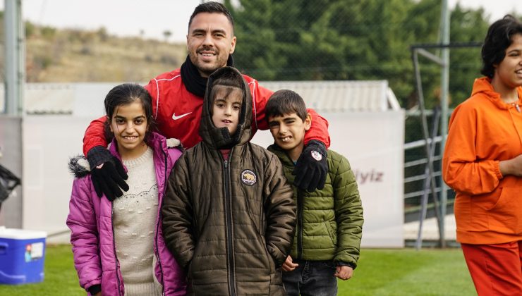 Kırmızı-Siyahlı futbolcular ile down sendromlu çocuklar maç yaptı