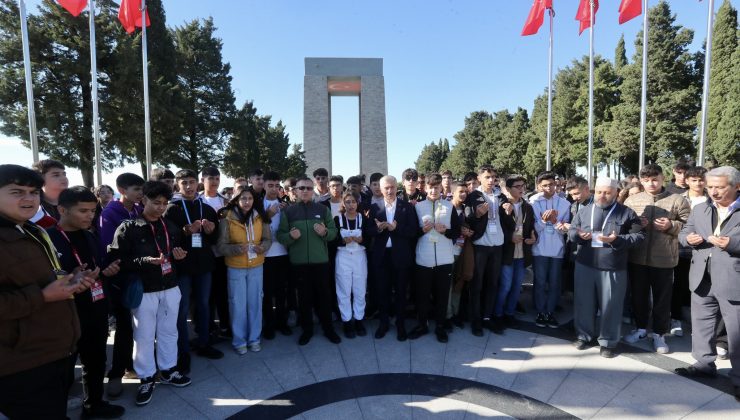 Vali Çeber ve Başkan Tahmazoğlu öğrenciler ile birlikte ecdadı ziyaret ettiler