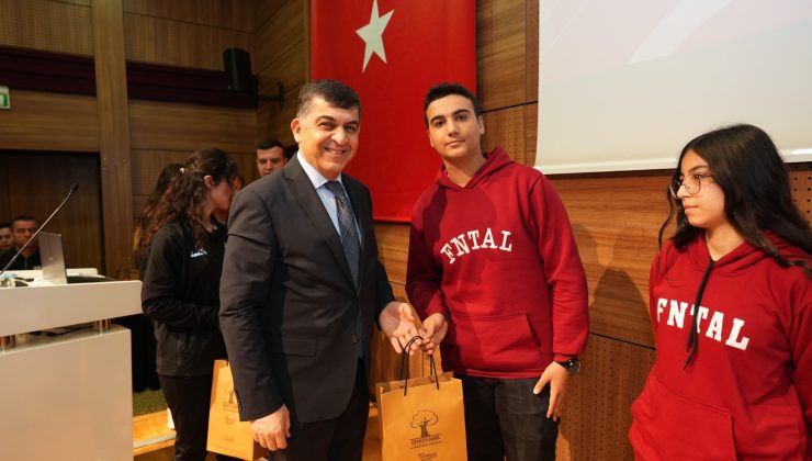 Başkan Fadıloğlu, Gençlik Buluşmasında öğrencilerle bir araya geldi