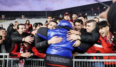 Deplasmanda yalnız bırakmadılar! Maç sonunda Sumudica ve taraftar kucaklaştı