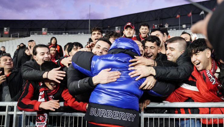 Deplasmanda yalnız bırakmadılar! Maç sonunda Sumudica ve taraftar kucaklaştı