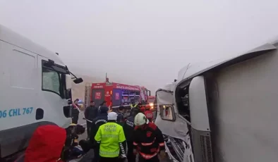 Malatya’da feci kaza! Devrilen otobüse kamyon çarptı!