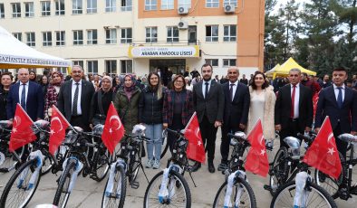 Büyüşehir, Yavuzeli ve Araban’daki öğretmenlere bisiklet dağıttı