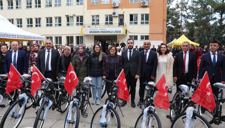 Büyüşehir, Yavuzeli ve Araban’daki öğretmenlere bisiklet dağıttı