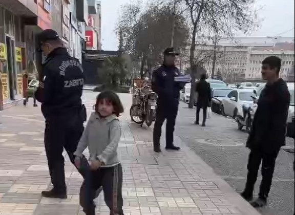 Gaziantep’te zabıta Şahin’in broşürlerini dağıtıyor…