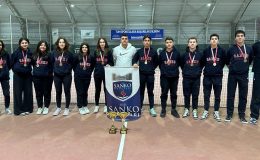 SANKO Okulları öğrencileri tenis yarışmasında il birincisi oldu