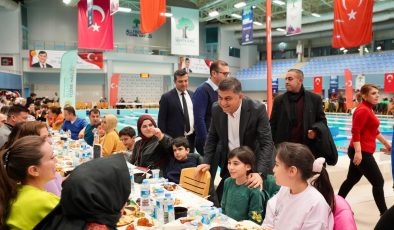 Fadıloğlu, ziyaret ettiği her adreste yoğun ilgi görüyor