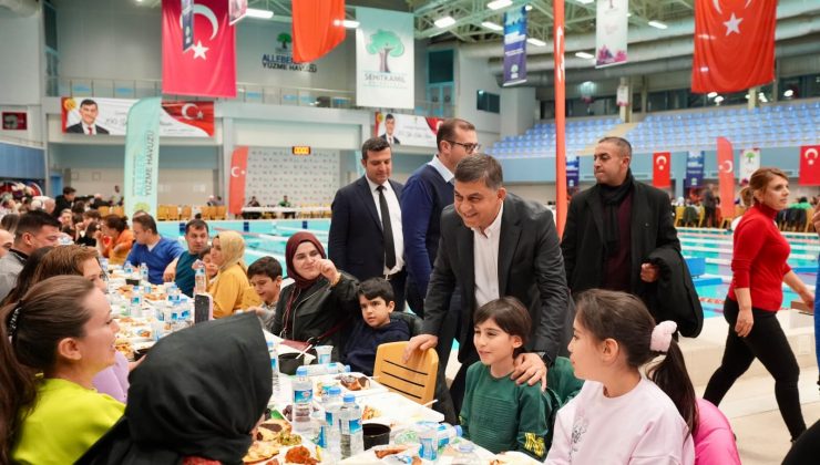 Fadıloğlu, ziyaret ettiği her adreste yoğun ilgi görüyor