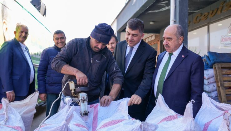 Fadıloğlu, Yaş Meyve ve Sebze Hali esnafını ziyaret etti