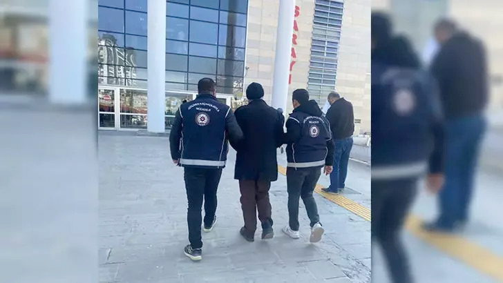 2 düzensiz göçmen yakalandı; organizatör tutuklandı