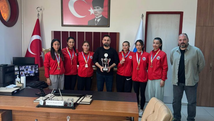 GAÜN’lü öğrenciler Atletizm Şampiyonası’ndan kupayla döndüler