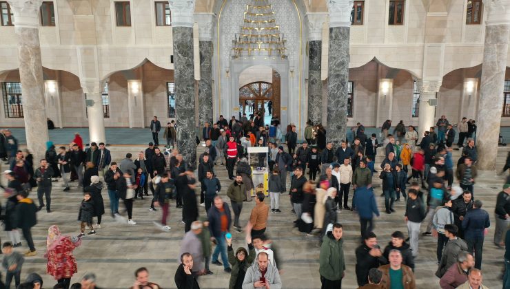 Vatandaşlar Ramazan’da Millet Cami’ne akın etti