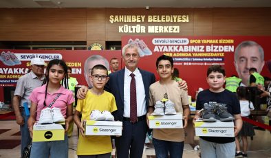 Şahinbey Belediyesi’nden öğrencilere 1 milyon 268 bin spor ayakkabısı hediye