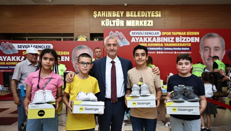 Şahinbey Belediyesi’nden öğrencilere 1 milyon 268 bin spor ayakkabısı hediye