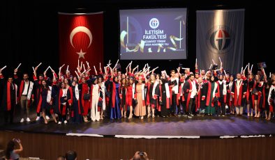 GAÜN İletişim Fakültesi mezunları diplomalarını aldı