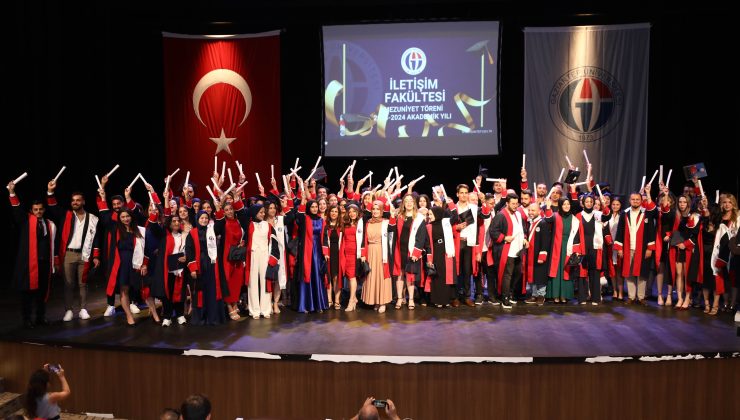 GAÜN İletişim Fakültesi mezunları diplomalarını aldı