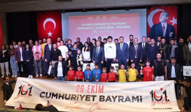 Cumhuriyet kupası müsabakalarında sporcular ödüllerini aldı