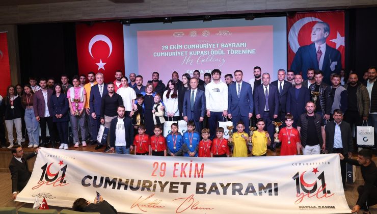 Cumhuriyet kupası müsabakalarında sporcular ödüllerini aldı