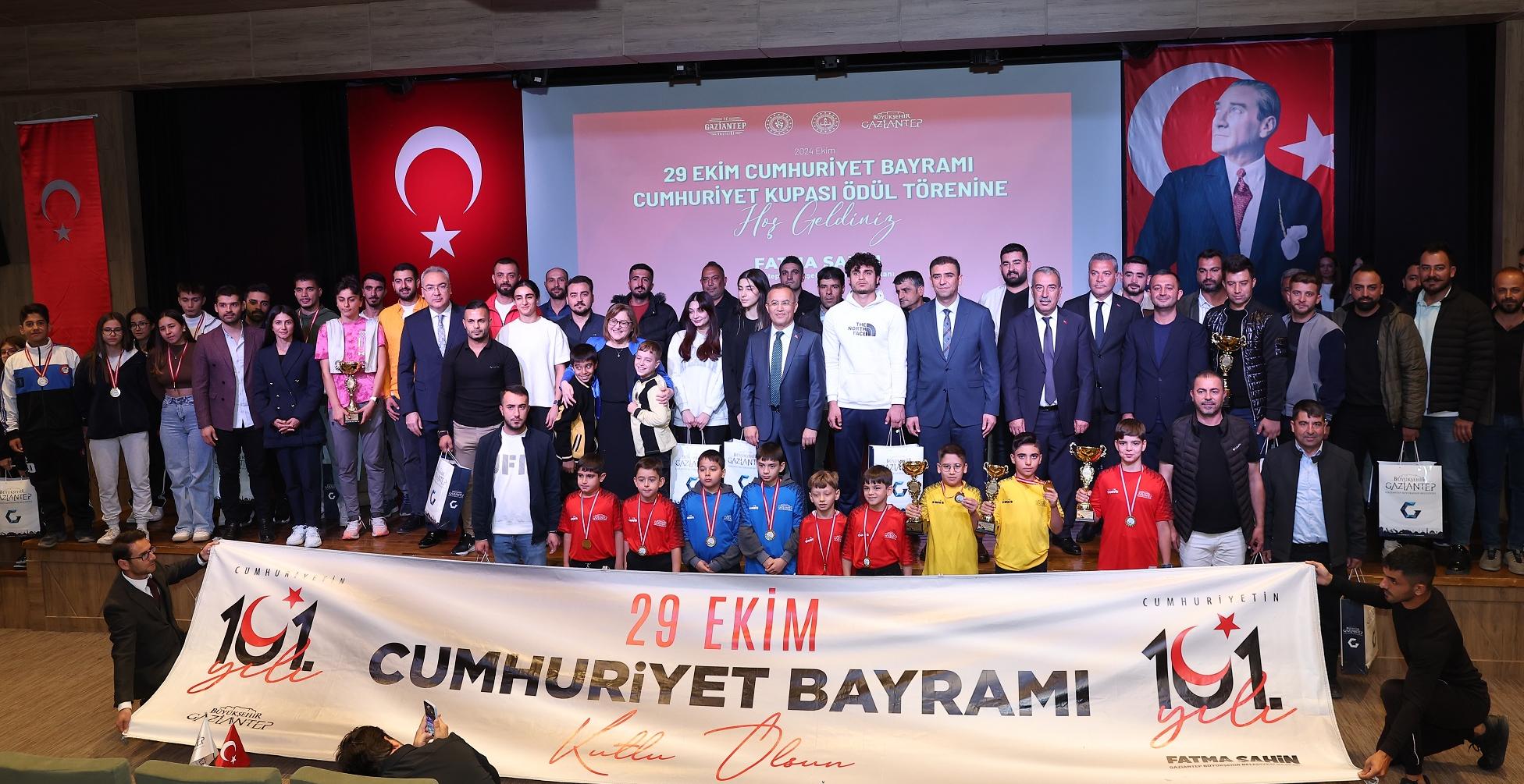 Cumhuriyet kupası müsabakalarında sporcular ödüllerini aldı